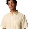 Columbia Men’s Standard Slack Tide Camp Shirt(Lemon Wash)