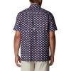 Columbia Men’s Super Slack Tide Camp Shirt Short Sleeve(Collegiate Navy Fish Bobber Print)