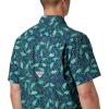Columbia Men’s Super Slack Tide Camp Shirt Short Sleeve(Collegiate Navy Tribal Fish Print)