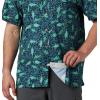Columbia Men’s Super Slack Tide Camp Shirt Short Sleeve(Collegiate Navy Tribal Fish Print)
