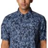 Columbia Men’s Super Slack Tide Camp Shirt Short Sleeve(Collegiate Navy Tropic Pen Print)
