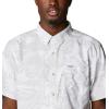 Columbia Men’s Super Slack Tide Camp Shirt Short Sleeve(Cool Grey Hula Fish Print)