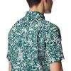 Columbia Men’s Super Slack Tide Camp Shirt Short Sleeve(Dark Ivy Kona Kalikimaka Print)