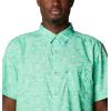 Columbia Men’s Super Slack Tide Camp Shirt Short Sleeve(Light Jade Merry Mahi Print)