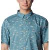 Columbia Men’s Super Slack Tide Camp Shirt Short Sleeve(Tranquil Teal Tailfins Print)