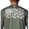 Columbia Men’s Terminal Tackle PFG Fish Flag Long Sleeve(Cypress/Cool Grey Bass Lures)