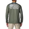 Columbia Men’s Terminal Tackle PFG Fish Flag Long Sleeve(Cypress/Cool Grey Bass Lures)