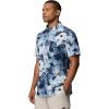Columbia Men’s Rapid Rivers Printed Short Sleeve Shirt, Comfort Stretch(Collegiate Navy/Flowerblur)