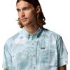 Columbia Men’s Rapid Rivers Printed Short Sleeve Shirt, Comfort Stretch(Crushed Blue/Flowerblur)
