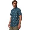 Columbia Men’s Rapid Rivers Printed Short Sleeve Shirt, Comfort Stretch(Everblue/Macaws)